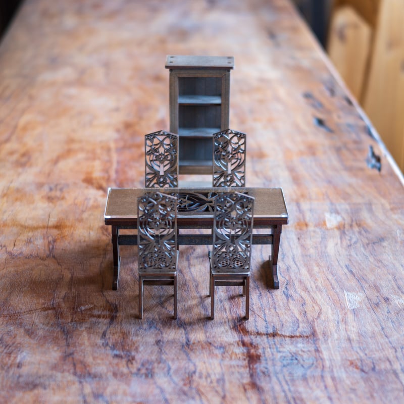 花柄　陶器　ミニチュア　家具　テーブル　チェア 1/10スケールミニチュア家具ヒョウ柄アームチェアーとテーブル