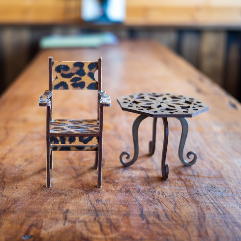 花柄　陶器　ミニチュア　家具　テーブル　チェア 1/10スケールミニチュア家具ヒョウ柄アームチェアーとテーブル