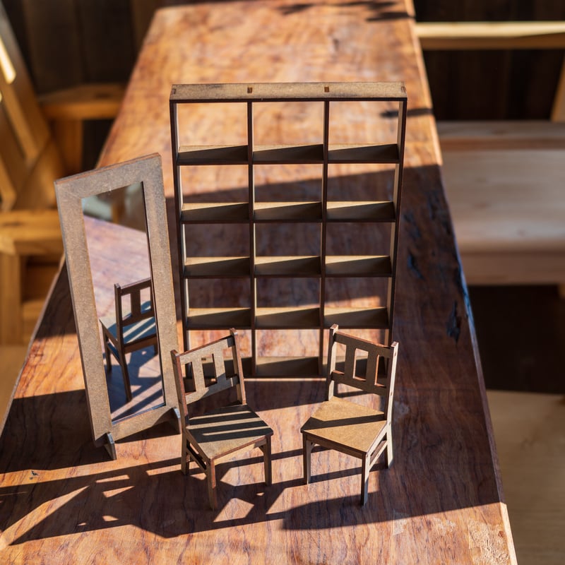 1/6スケールミニチュア家具マス目棚ロングと鏡と椅子2脚セット