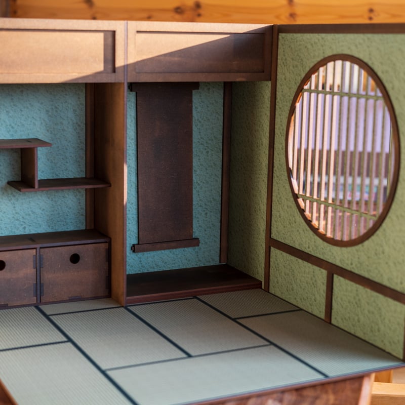 1/6スケール和風ドールハウス緑の土壁風右側丸窓 受注生産品 | kkcompany