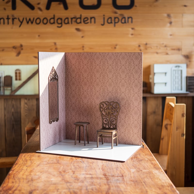 ドールハウス完成品オーダー。新着。おしゃれな洋室 1/6スケールドールハウス洋館新サイズ 左側 古い感じの壁紙