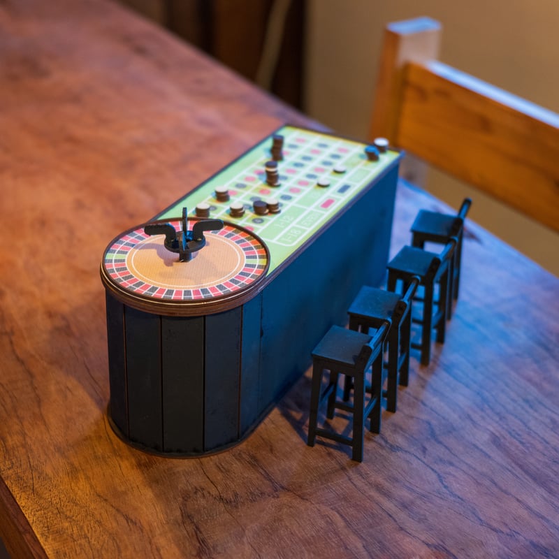 1/10スケールミニチュア家具 カジノルーレット台 チェアーセット