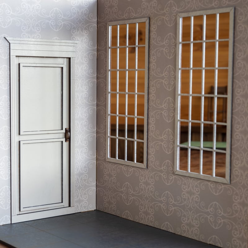 1/6スケールドールハウス洋館グレー壁紙 建具とドアベージュカラー塗装