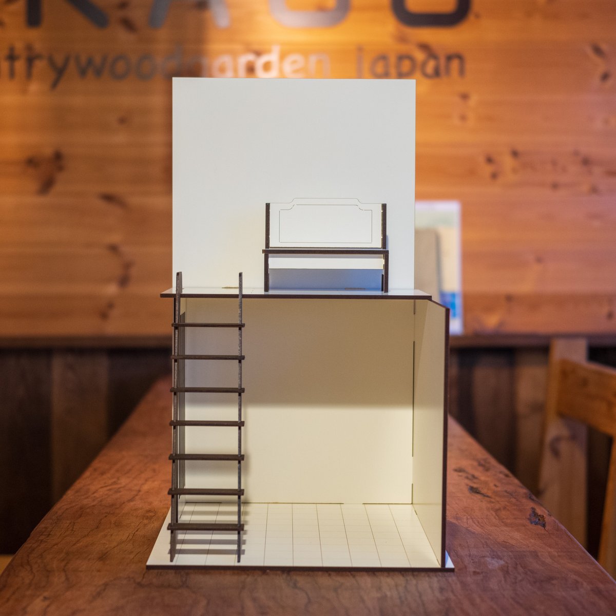 ドールハウス完成品オーダー。モダンなロフト 1/10スケールドールハウスホワイト壁ロフトシンプルタイプ | kkcompany