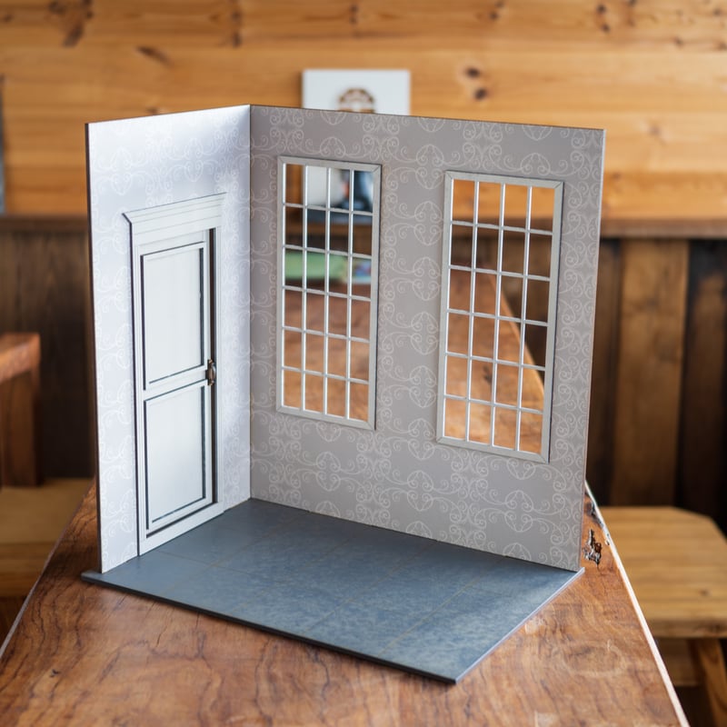 1/6スケールドールハウス洋館グレー壁紙 建具とドアベージュカラー塗装 