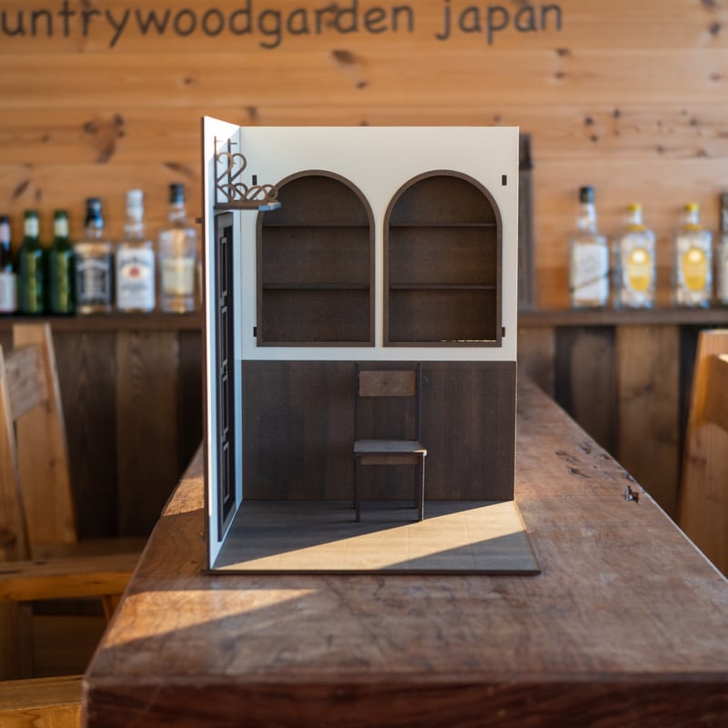 1/6スケールドールハウ洋館 ドアと埋め込み風コレクション棚 チェアー