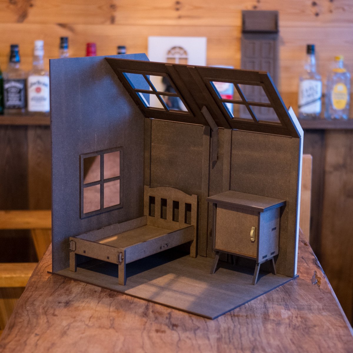 NO.90　木製 ドールハウス　屋根裏部屋: 壁3面+屋根付き　背景ボード fit=scale-down,w=1200