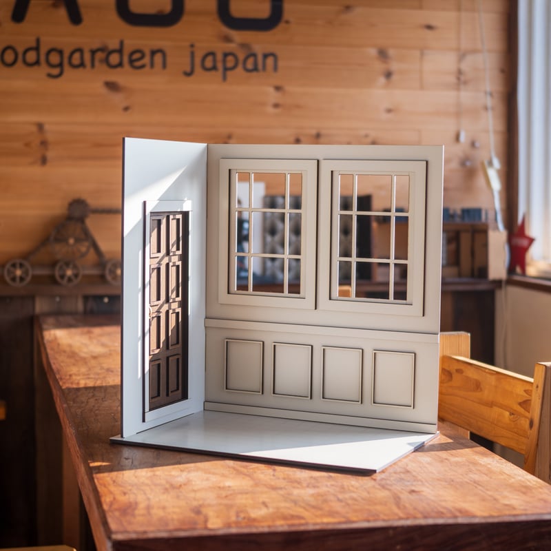 歳末セール！1/6スケールドールハウス白い窓の部屋 ドアブラウン 窓