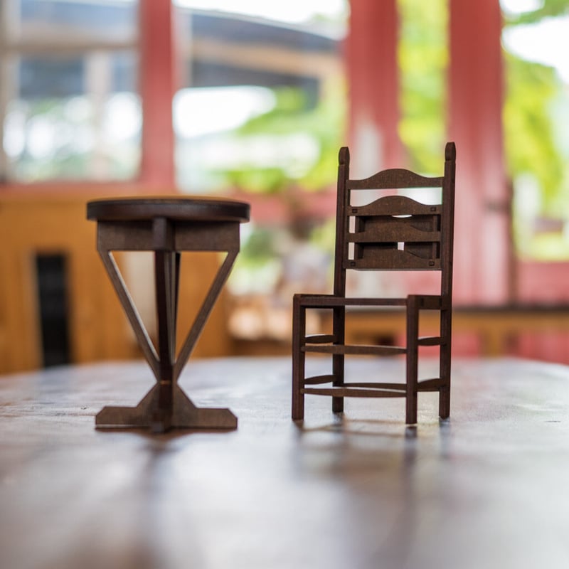 1/6スケールミニチュア家具 丸テーブルとチャーチチェアーセット