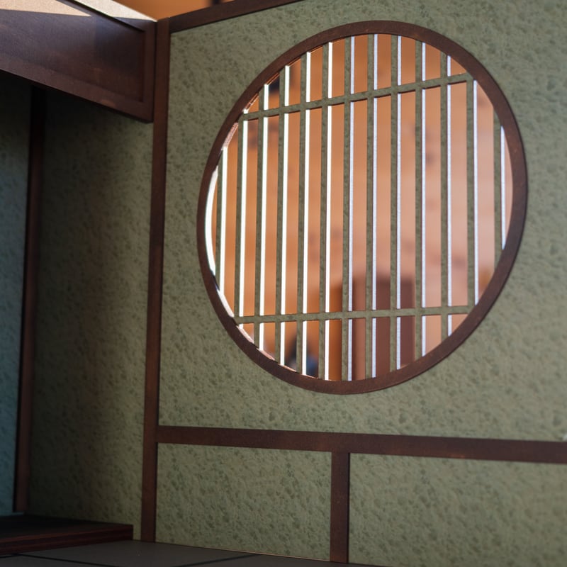 1/6スケール和風ドールハウス緑の土壁風右側丸窓 受注生産品 | kkcompany