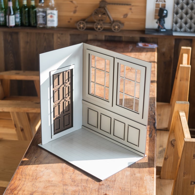 ドールハウス【窓の家】 完成品 歳末セール！1/6スケールドールハウス白い窓の部屋 ドアブラウン 窓