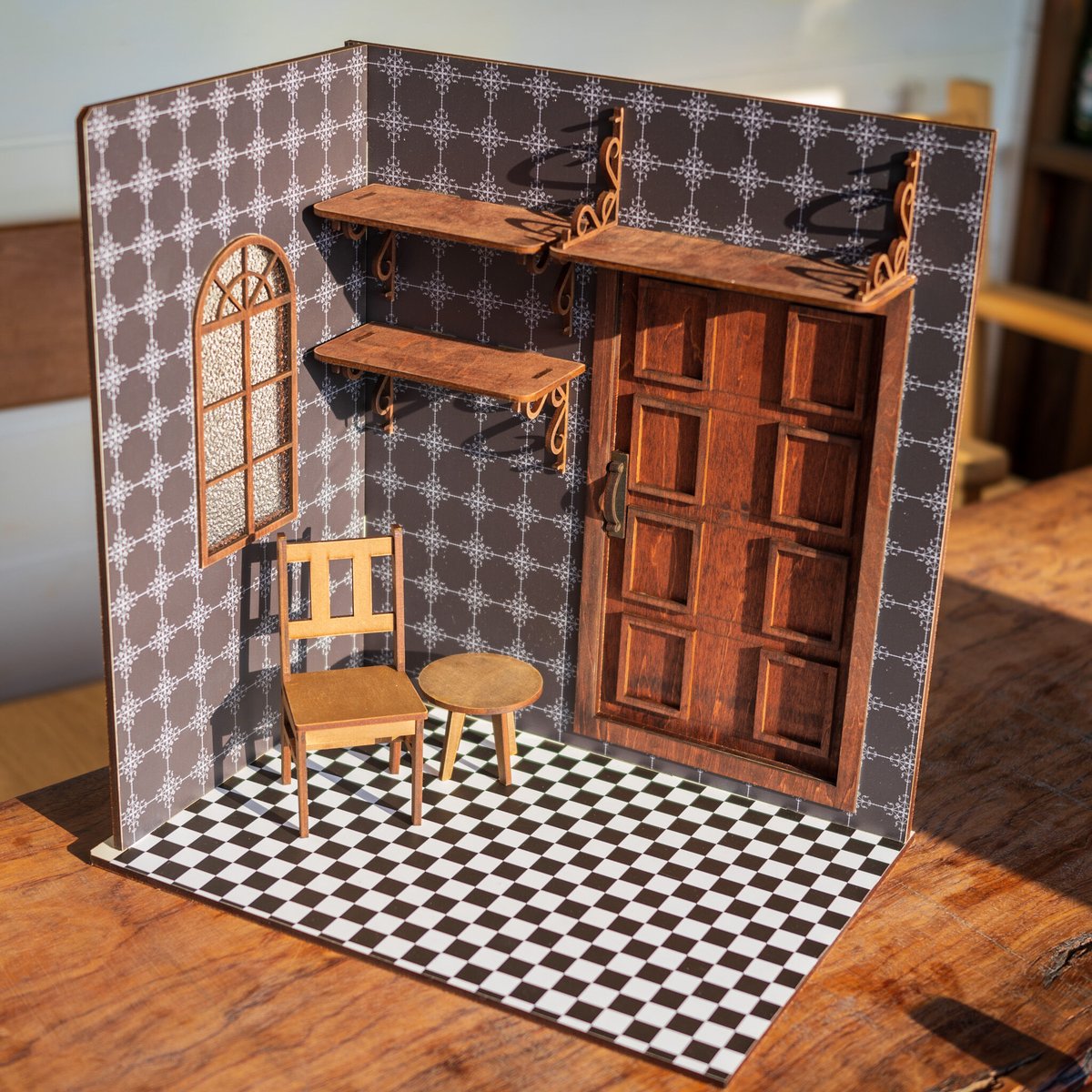□ドールハウス□クリーム色地バラ柄ストライプ壁紙黒茶色の居室 □ドールハウス□クリーム色地バラ柄ストライプ壁紙黒茶色の居室