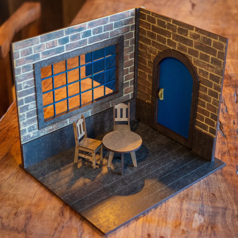 1/10スケールドールハウス古レンガ壁 ブルーの窓とドアと家具