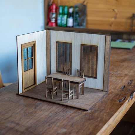 1/10スケールドールハウス　ステンドグラス風窓　木目タイプ　家具セット