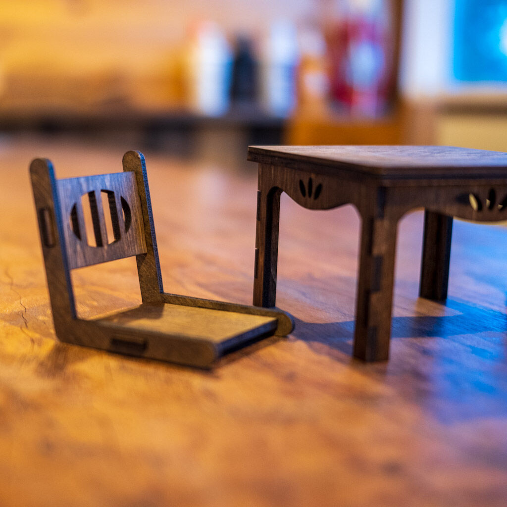 木製ミニチュア椅子（1/6スケール相当）＆茶道具 送料無料 木製 サテン張り 椅子 いす ドールハウス ミニチュア