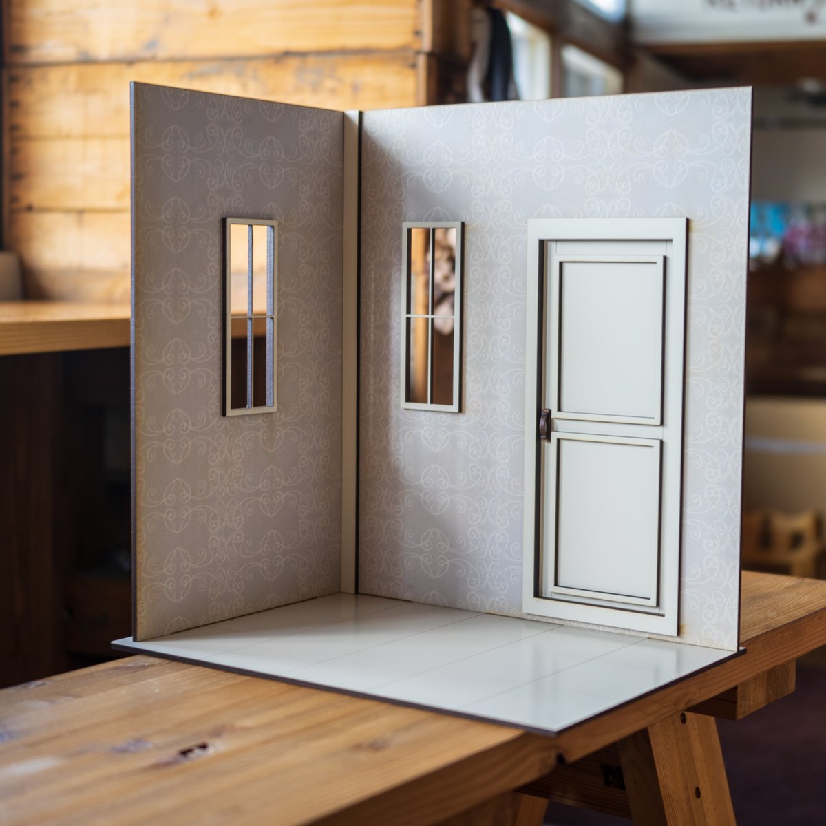 1/6スケールドールハウス古い感じのグレー壁紙 ホワイト建具 展示品