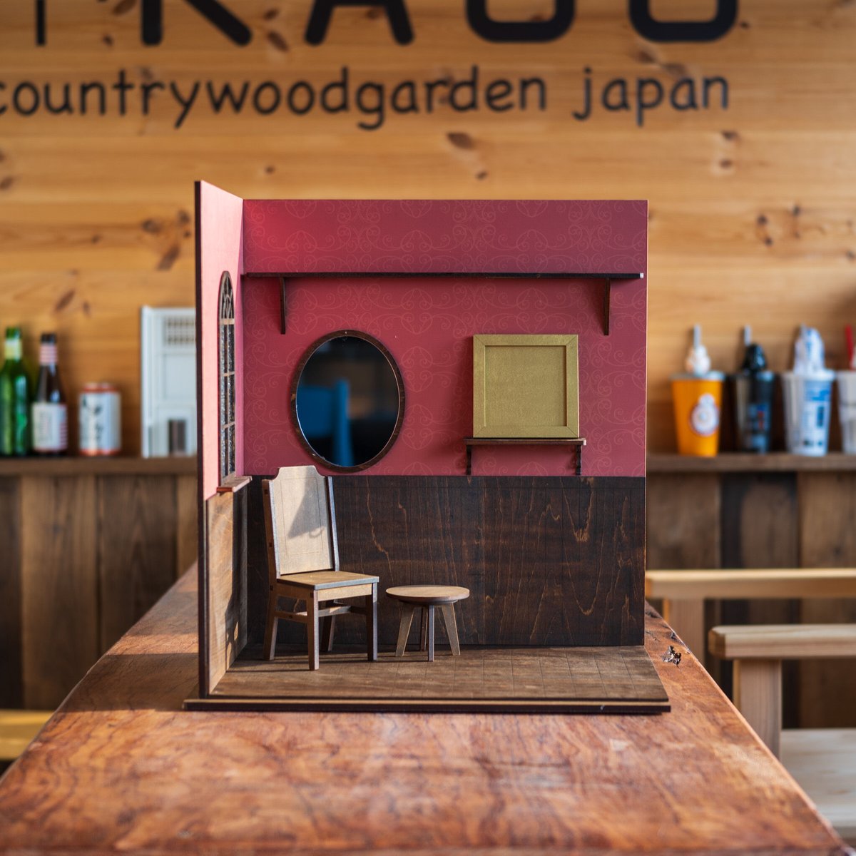 1/6スケールドールハウス洋館左壁 古い感じの壁紙 シェルフ 額縁 1/6スケールドールハウス洋館左壁 古い感じの壁紙 シェルフ 額縁
