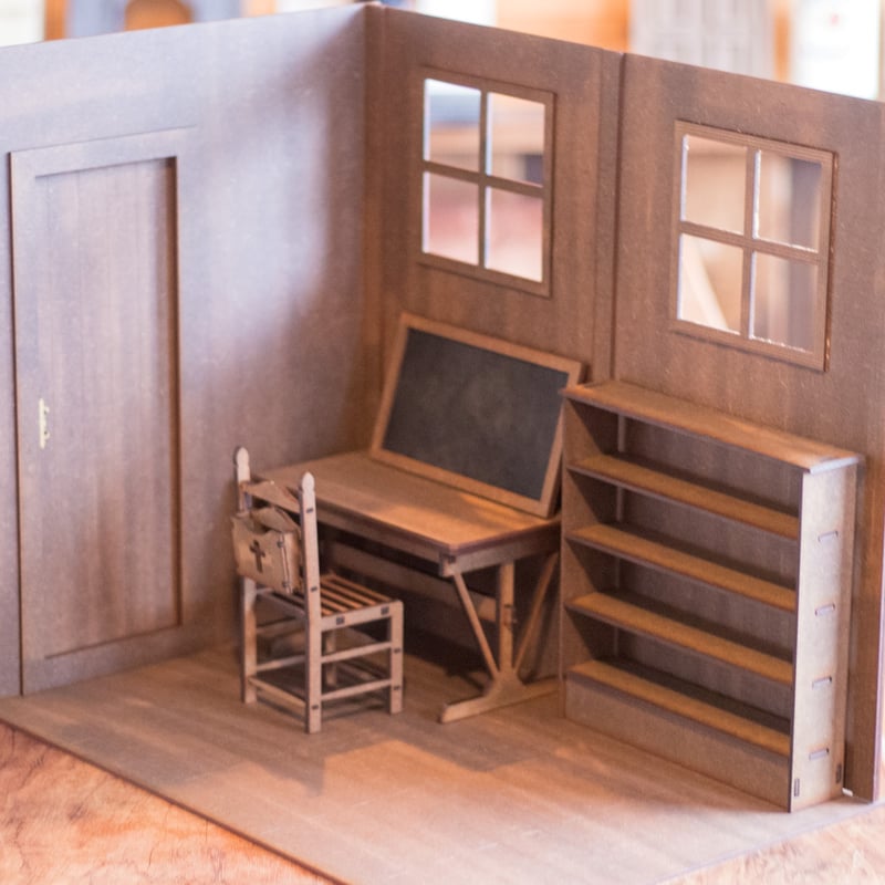 NO.90　木製 ドールハウス　屋根裏部屋: 壁3面+屋根付き　背景ボード NO.90木製 ドールハウス屋根裏部屋: 壁3面+屋根付き背景ボード