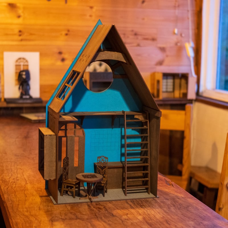 ドールハウス完成品オーダー。三角屋根のパン屋さん ドールハウス完成品オーダー。三角屋根のパン屋さん