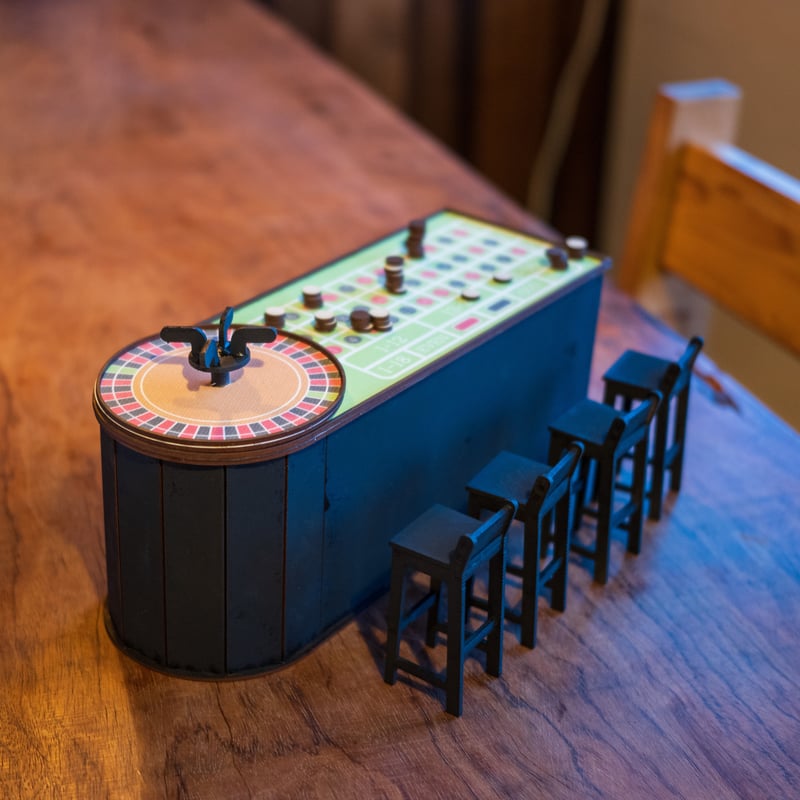 1/10スケールミニチュア家具 カジノルーレット台 チェアーセット