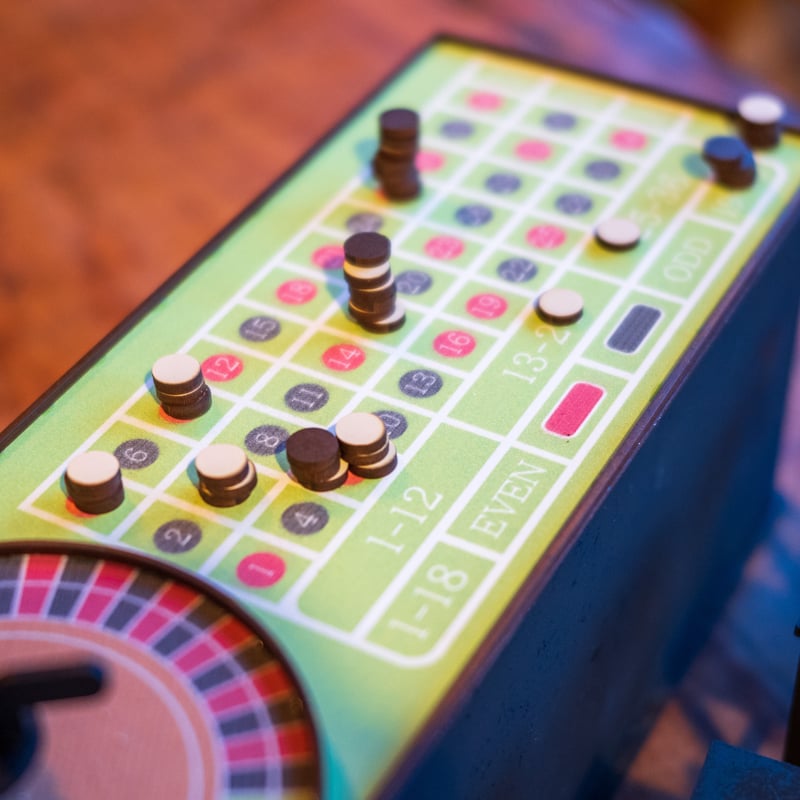 1/10スケールミニチュア家具 カジノルーレット台 チェアーセット