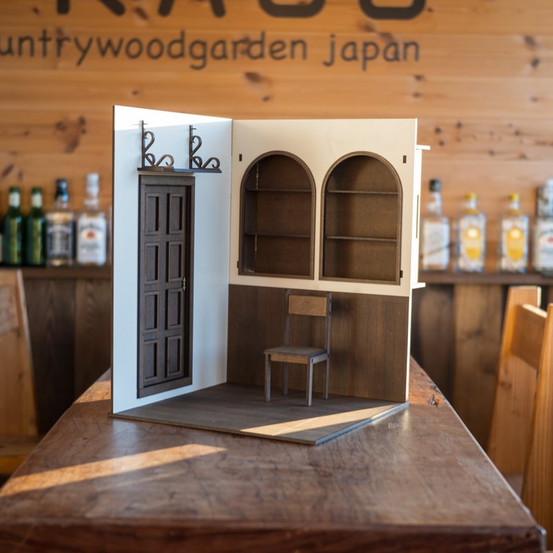 1/6スケールドールハウ洋館 ドアと埋め込み風コレクション棚 チェアー
