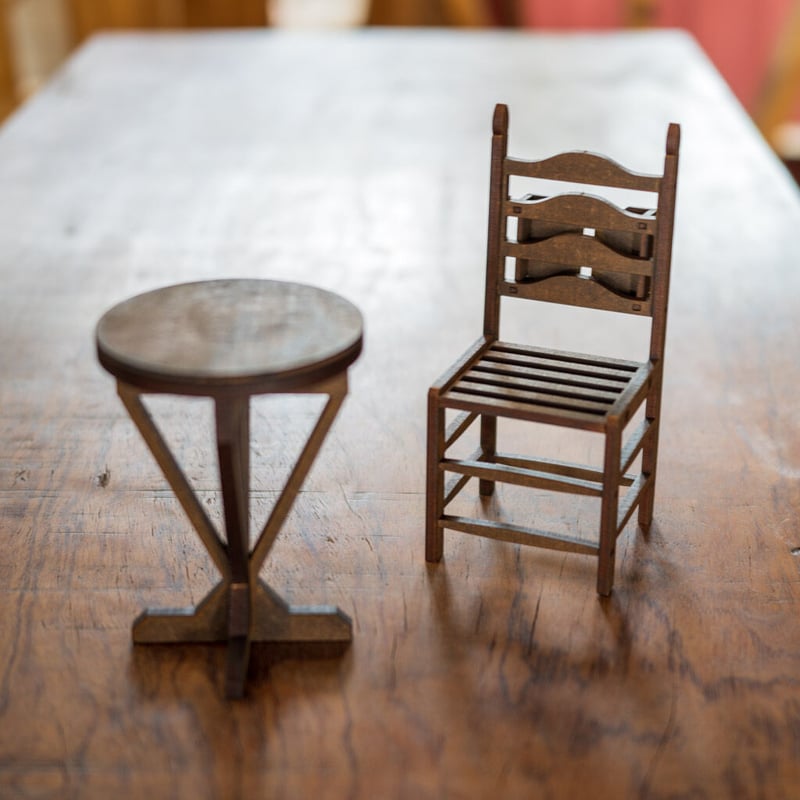 1/6スケールミニチュア家具 丸テーブルとチャーチチェアーセット