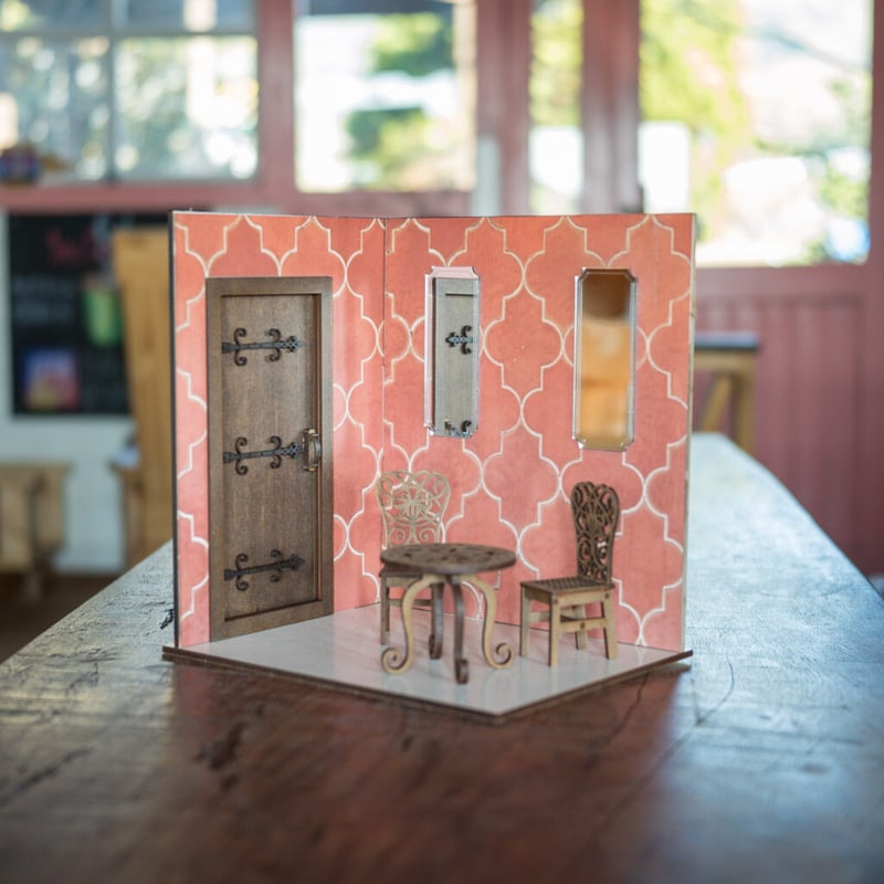 1/10スケールドールハウス赤タイルのドアと鏡の部屋 家具セット