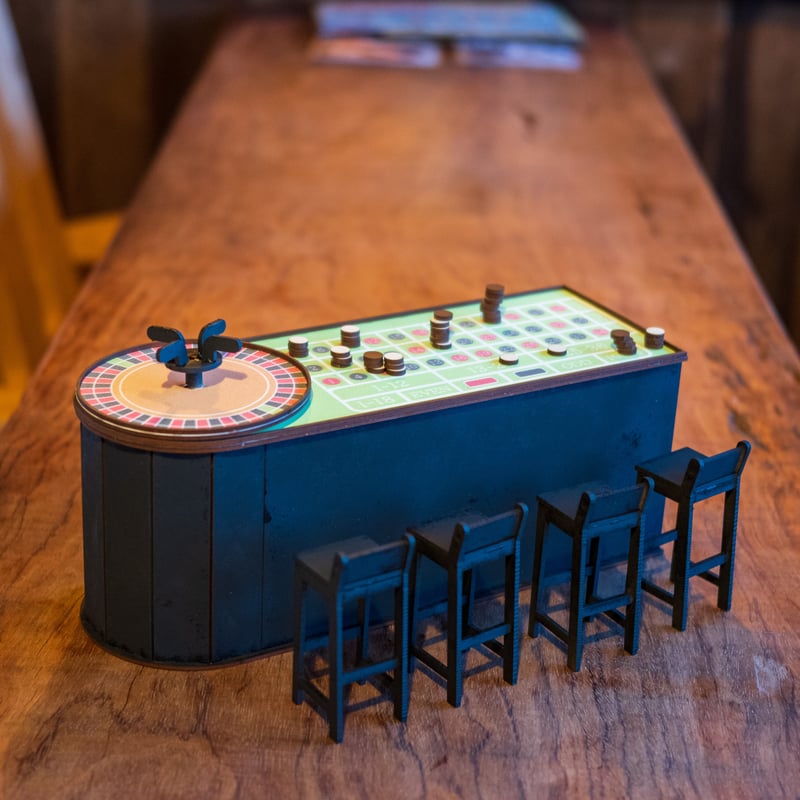 1/10スケールミニチュア家具 カジノルーレット台 チェアーセット