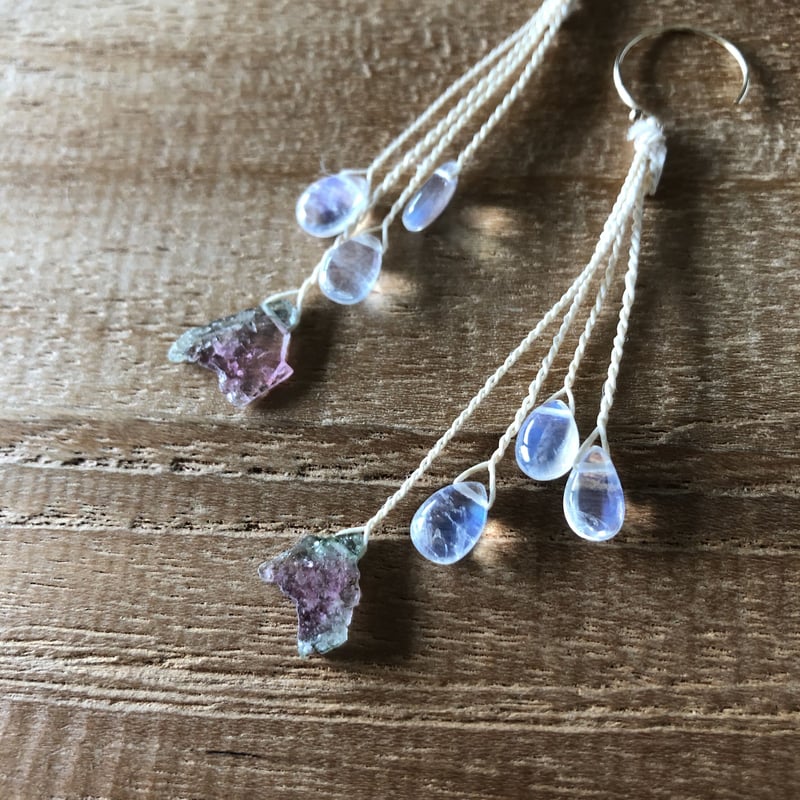 kayaです。シラーが美しいホワイトラブラドライトフラワーカービングピアス kayaです。シラーが美しいホワイトラブラドライトフラワー