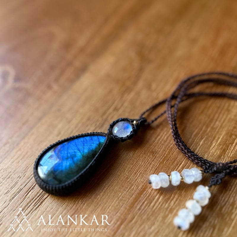 大粒AAA アフリカ産 ブルーラブラドライト シルバーペンダント コード紐付き ブルー＆×ホワイトラブラドライトのペンダント | ALANKAR