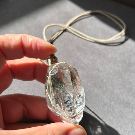 ヒマラヤ水晶（マニハール産/ルチル・クローライト）の原石ペンダント
