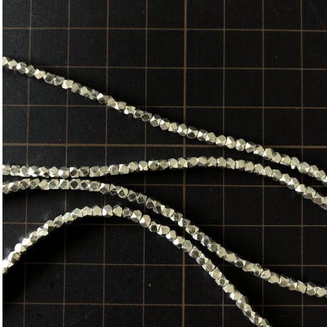 カレンシルバー／ビーズ・キューブカット2.5mm　1連（約70cm）