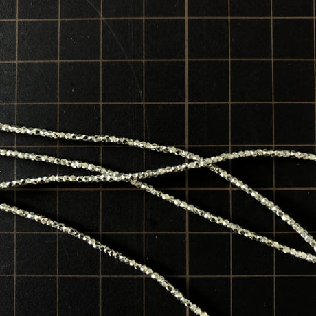 カレンシルバー／ビーズ・キューブカット1.4mm　1連（約70cm）