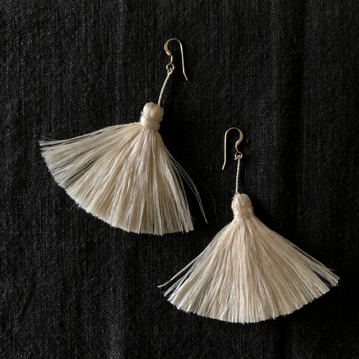 精麻のハンドメイド アシンメトリー ピアス 兎柄ビーズ タッセル