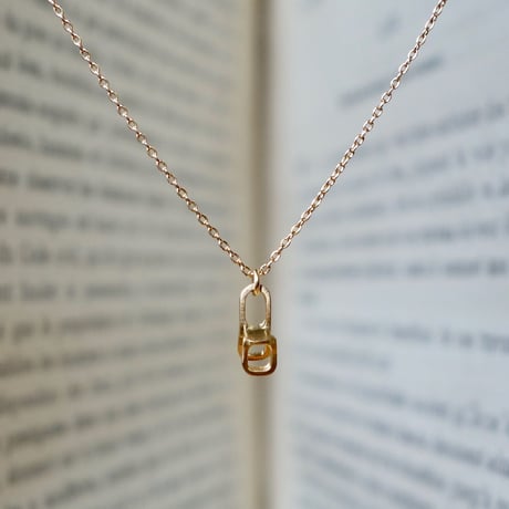 Initial necklace  h  / イニシャル ネックレス h (椅子)