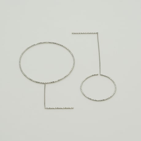 輪なげ ピアス S（Pt）