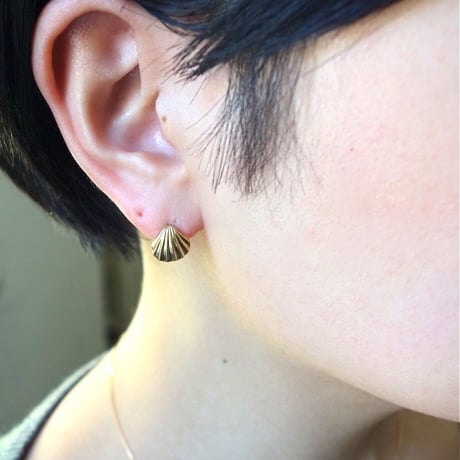 Mermaid shell stud earrings / 貝殻 ピアス