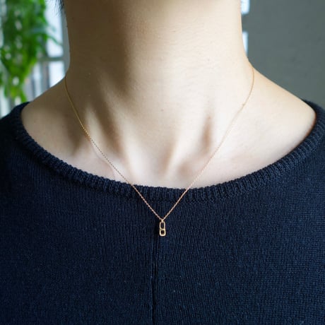 Initial necklace  h  / イニシャル ネックレス h (椅子)