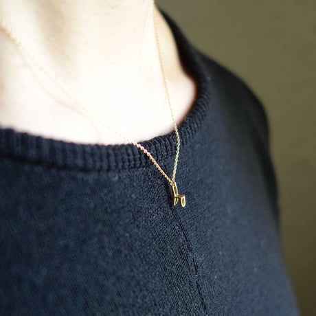 Initial necklace  h  / イニシャル ネックレス h (椅子)