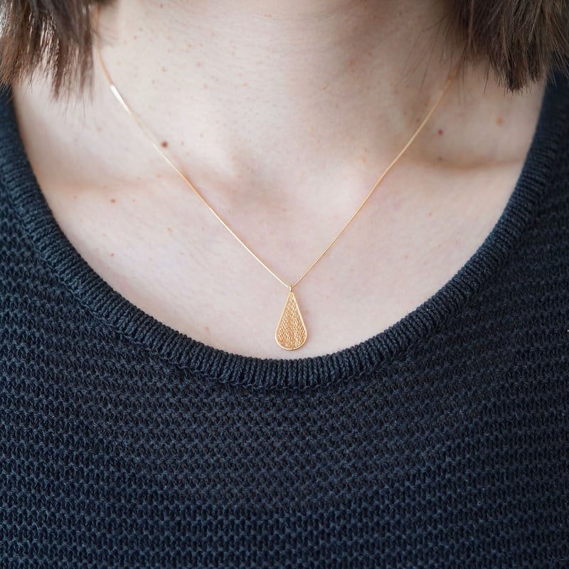 Honeybee wing necklace / ミツバチの羽根ネックレス | himie [...