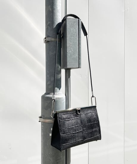 W21-01｜ラッチショルダーバッグ L／BK