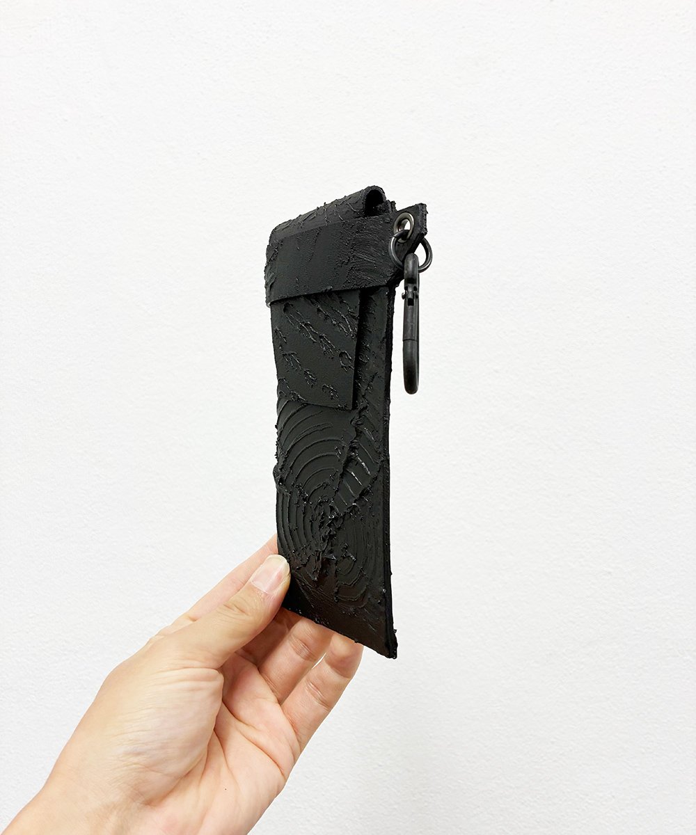 カガリユウスケ　kagariyusuke 吊るすグラスケース　黒　レザー 吊るすグラスケース／BK | Kagari Yusuke ／カガリユウスケ