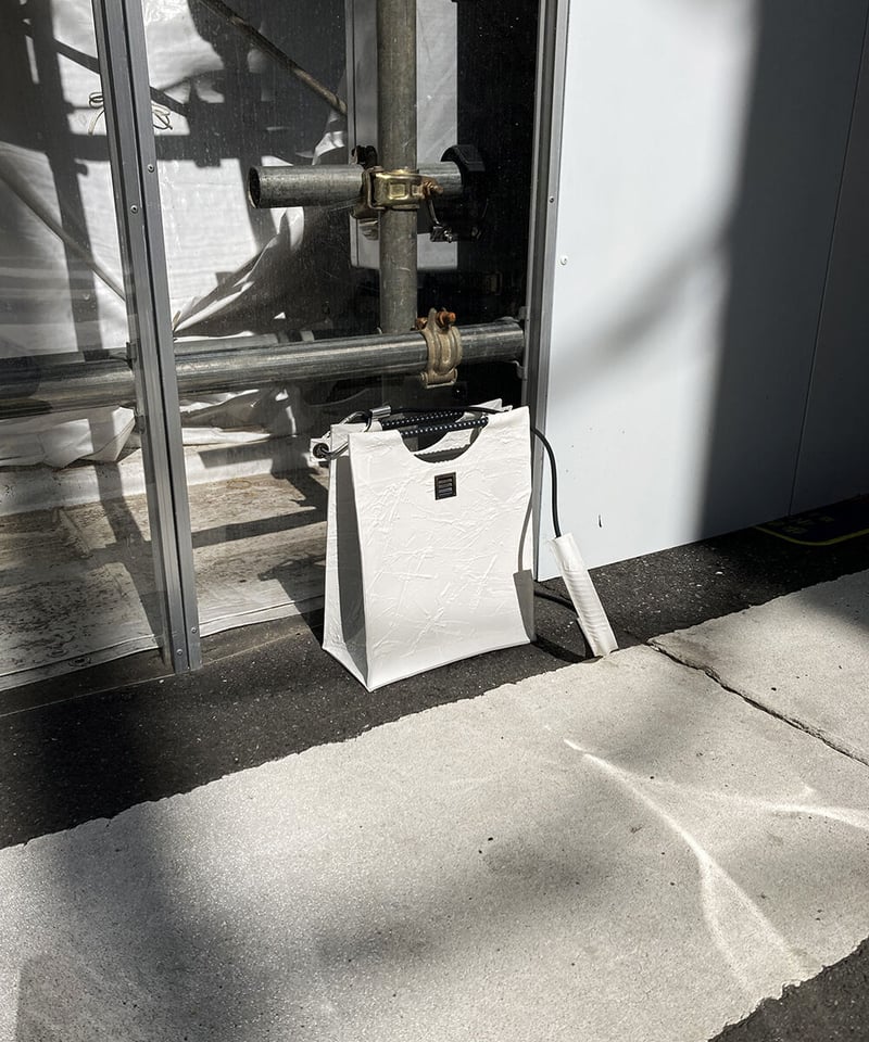 W21-03｜鉄筋トート／WH＋スクエアダクトBK | Kagari Yusuke