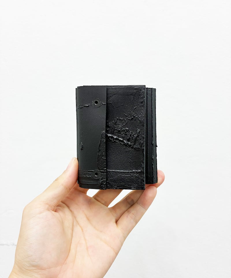 【美品】kagari yusuke(カガリユウスケ)三つ折り豆財布　黒 KAGARI YUSUKE - 三つ折り豆財布 [黒い壁] / mw11-bk | BONITA
