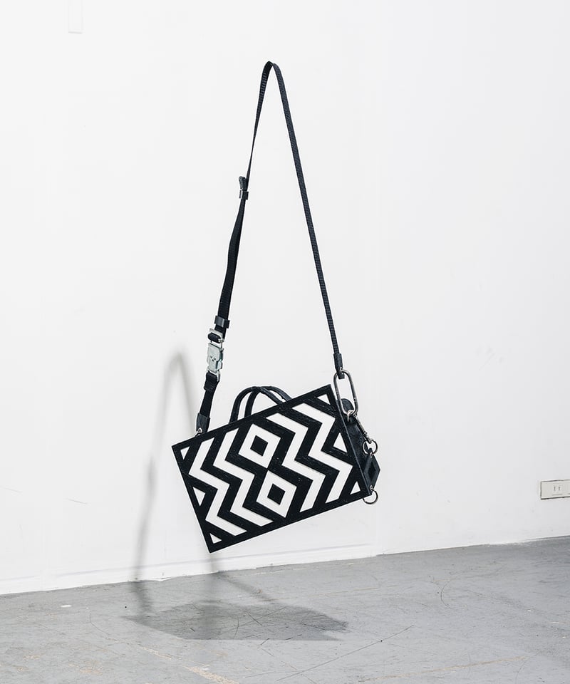 kagariyusuke 　カガリユウスケ　シンプルトート・クケイ KAGARI YUSUKE - シンプルトート・クケイ [黒い壁] / w17-01・□-bk