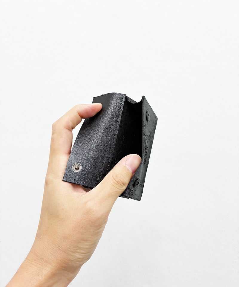 【美品】kagari yusuke(カガリユウスケ)三つ折り豆財布　黒 KAGARI YUSUKE - 三つ折り豆財布 [黒い壁] / mw11-bk | BONITA
