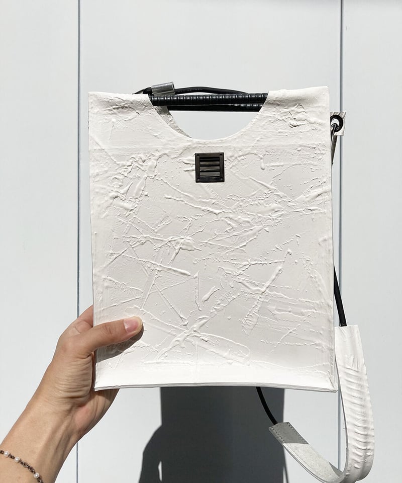 W21-03｜鉄筋トート／WH＋スクエアダクトBK | Kagari Yusuke