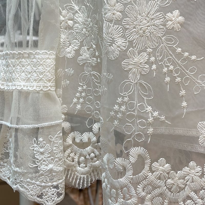 y　ベージュ フェミニンなフレームレースの袖トップス 楽天市場】小花柄 刺繍 レース ブラウス トップス レディース