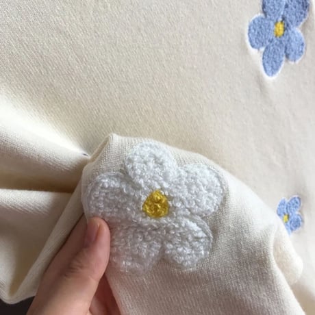 【即納】モコモコお花刺繍ニット♡オフホワイト✖️ライトブルー